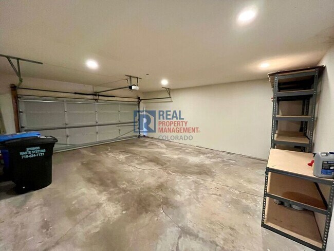 Building Photo - 715 Crown Point Dr
