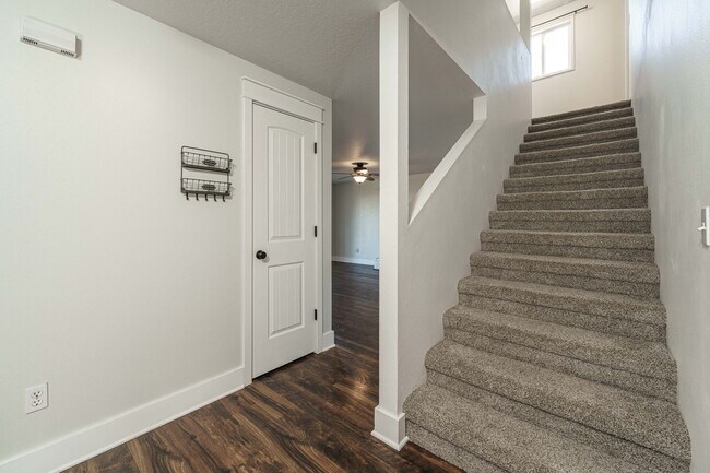 Building Photo - 4 Bedroom 2.5 Bathroom With Large Fenced B...