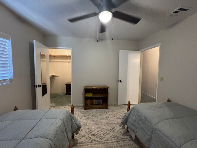 Building Photo - 2834