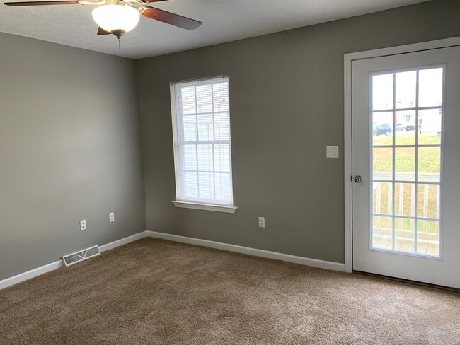 Building Photo - 3 Level Townhome in Campbell County-Near A...