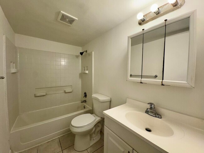 Building Photo - 1501 Crescent Cir