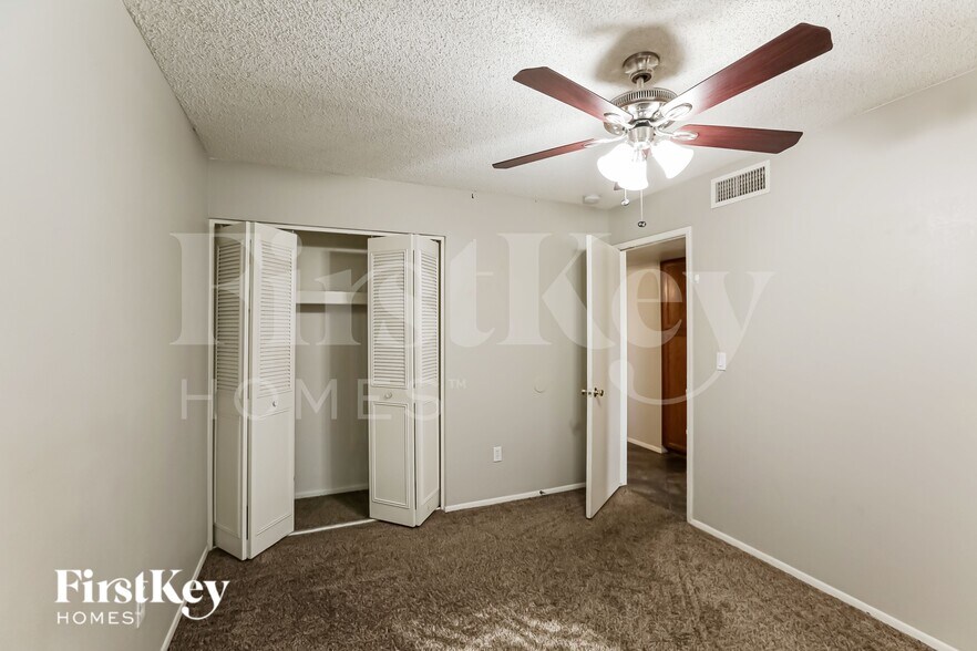 Building Photo - 4656 W Townley Ave