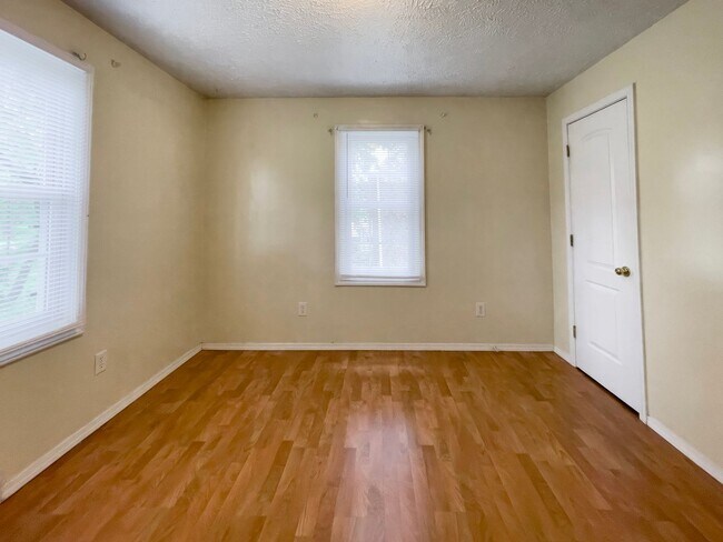 Building Photo - PRELEASING for AUGUST! Walk to Ball State! Bright 4BR Home with Fireplace