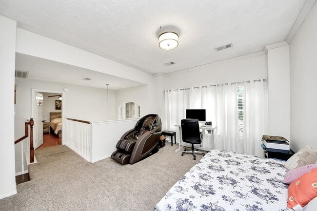 Building Photo - 922 Bayhill Dr