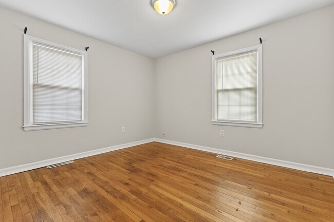 Building Photo - 702 Della Dr