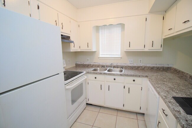 Building Photo - Convenient 2BD/1.5BA End-Unit Townhome Nea...