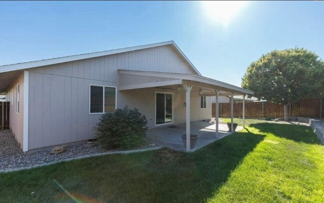 Building Photo - Stunning 3 Bedroom in West Pasco with RV P...