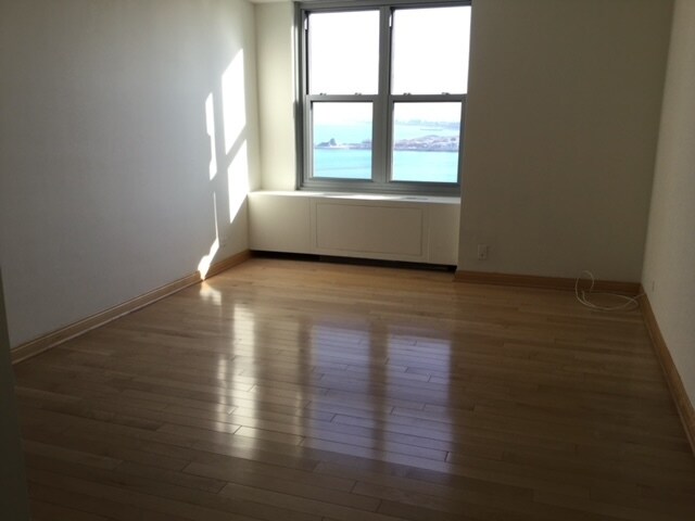 Bedroom with Lake View - 400 E Randolph St