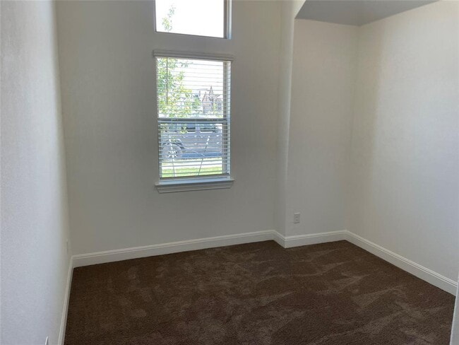 Building Photo - 185 Monroe Dr