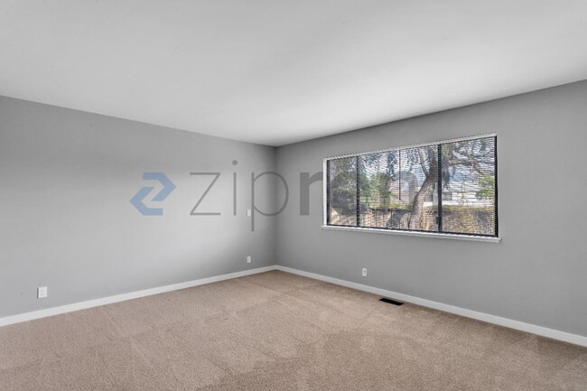 Building Photo - 25 Leslie Ct