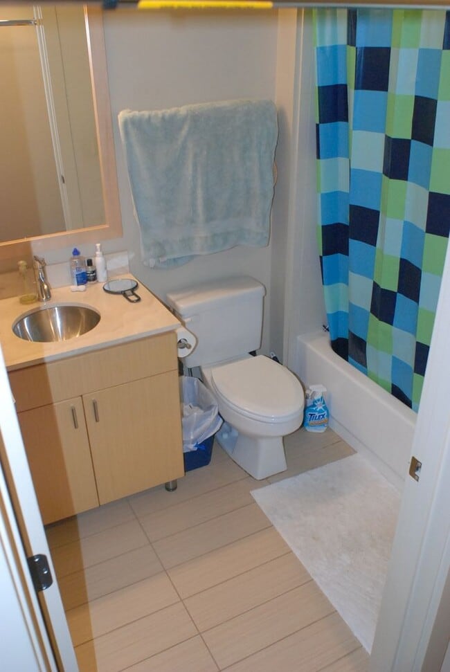 Building Photo - 1 Bedroom condo parking included