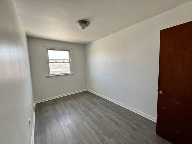 Building Photo - 3 bedroom 1 bath house