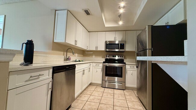 Building Photo - 2/2 First Floor with Garage + Lake View – Grand Isles