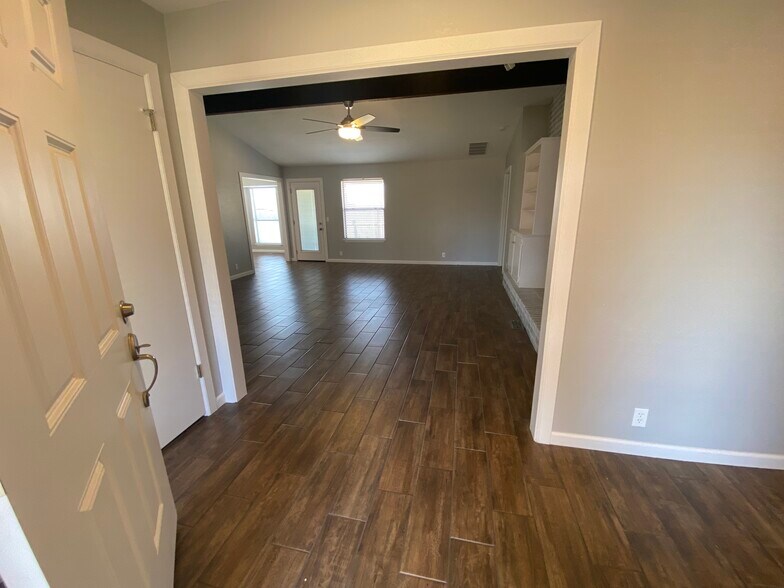 Building Photo - 801 Rolling Hill Terrace