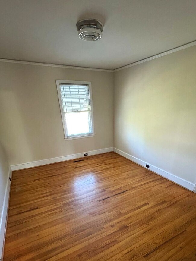 Building Photo - Cozy 2-Bedroom, 1-Bathroom Home w/ a Bonus Room