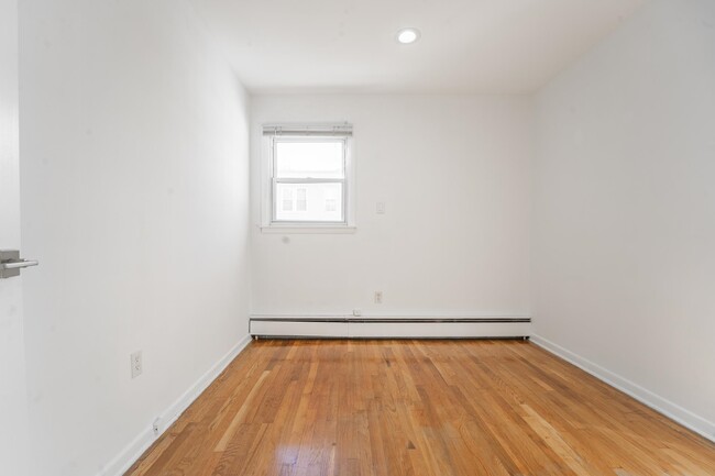 Building Photo - 157 Roosevelt Ave