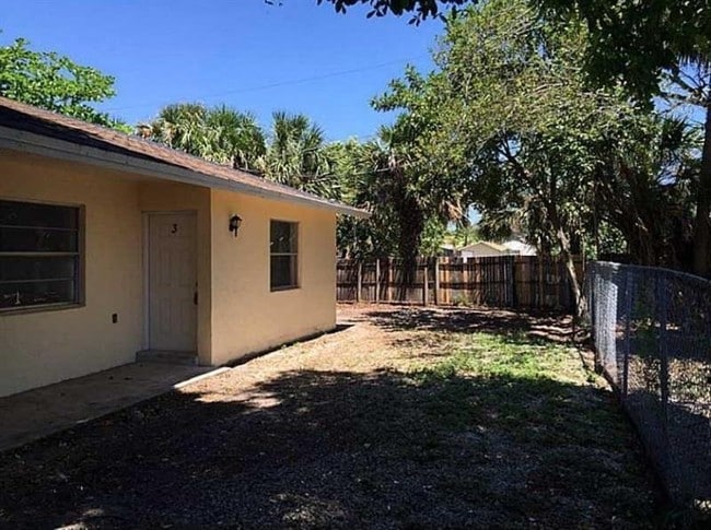 Building Photo - 853 SW 9th Ct