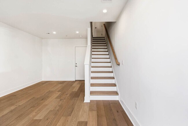 Building Photo - Bloomingdale Townhome | 3 Bed + Den | 3.5 Bath | 1,800 Sf | Large Private Rooftop Deck & Balcony ...