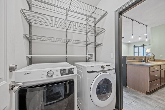 Building Photo - 123 Foxden Dr