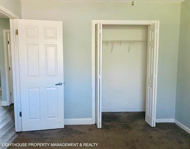 Building Photo - Renovated 2/1 Westside Duplex