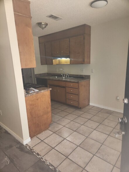 Building Photo - 8190 Stonebrook Dr