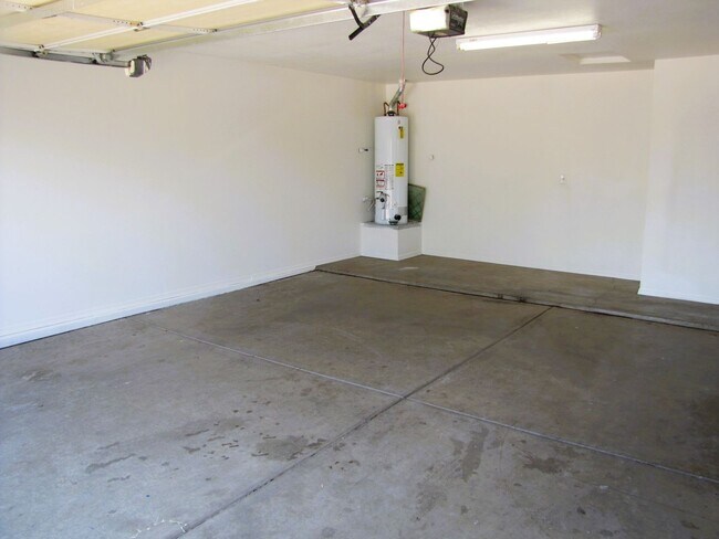 Building Photo - 3BR/2BA/2CG, 1519 sq.ft on half acre in Huachuca City, AZ