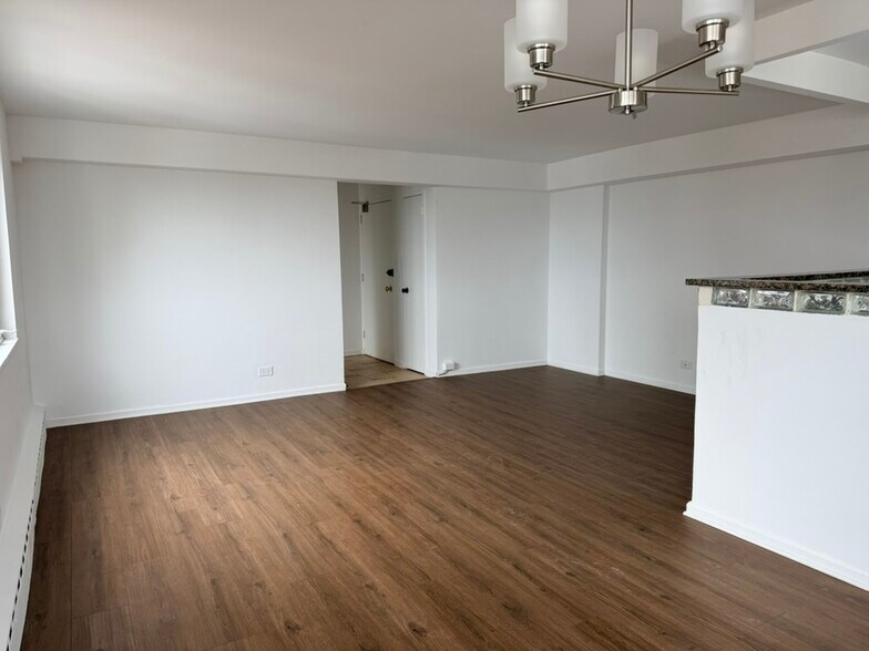 Building Photo - 708 W Bittersweet Pl