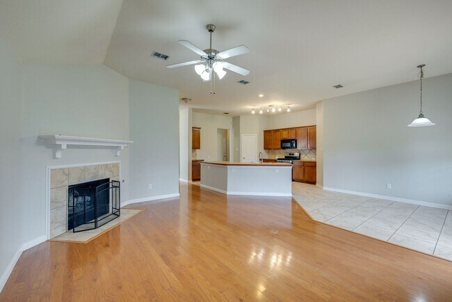 Building Photo - Great location. 4 bedrooms plus an office!