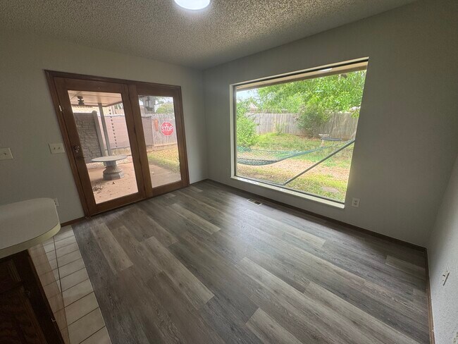 Building Photo - 325 E Parkland Dr