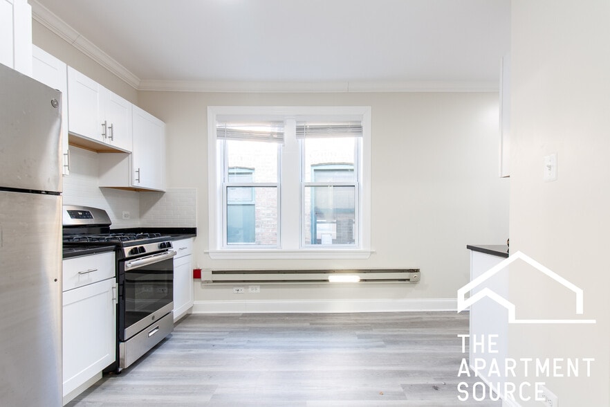 Building Photo - 837.5 W Cornelia Ave