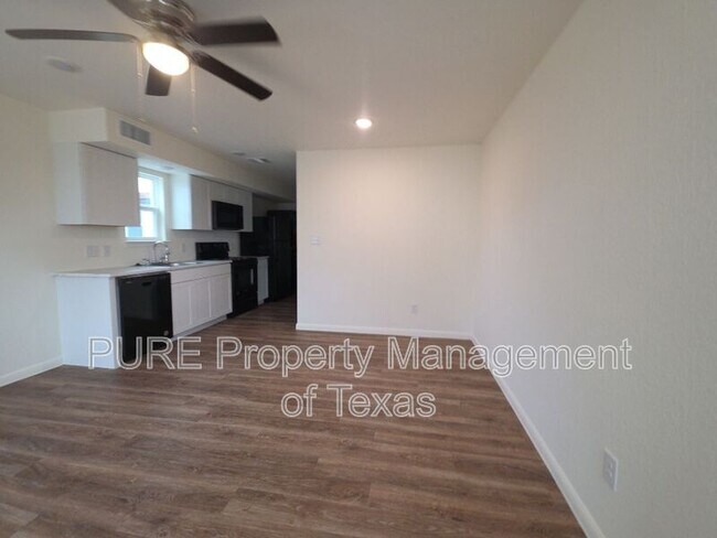 Building Photo - 2002 W 2nd St