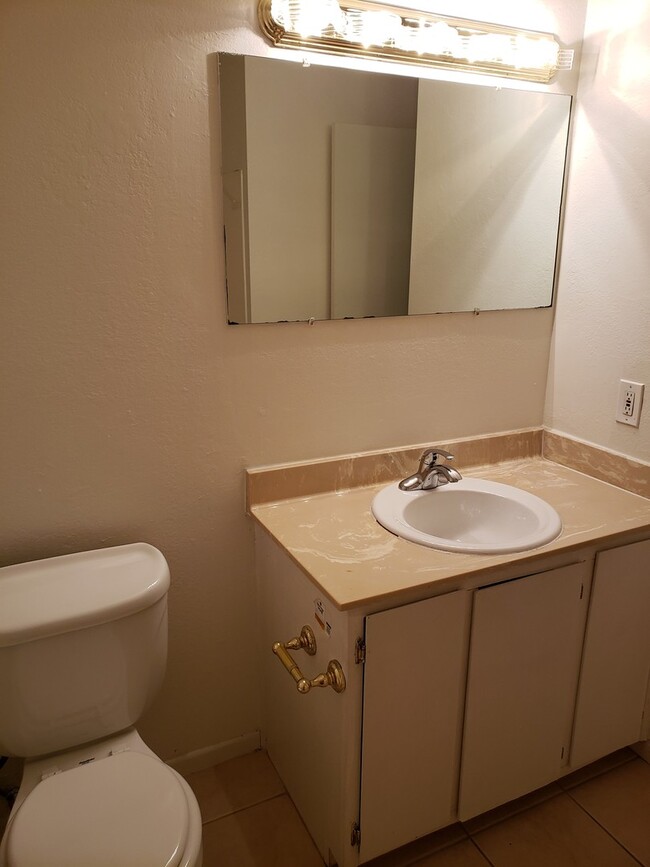 Building Photo - 3 Bed 2 Bath Townhome Close To The Strip!