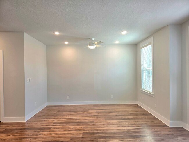 Building Photo - Beautiful Townhome in the Heart of Downtown Pensacola