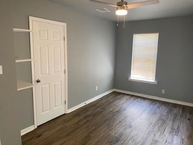 Building Photo - Circle S Rd.