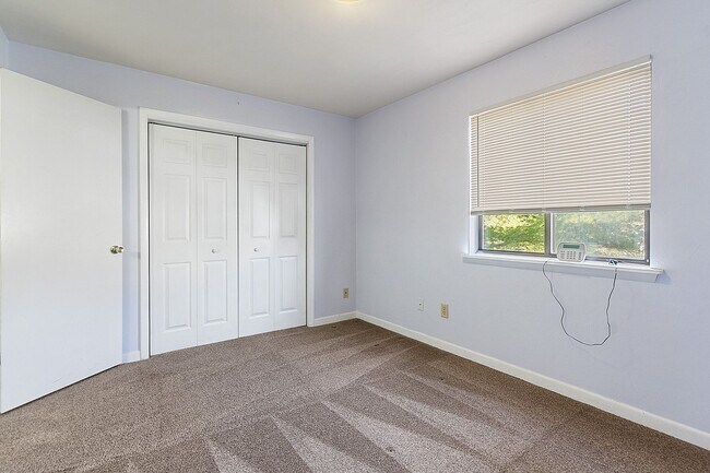 Building Photo - 2 Bed/2 Bath with loft. Close to Campus On bus line.