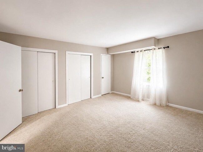 Building Photo - 3830 Lyndhurst Dr