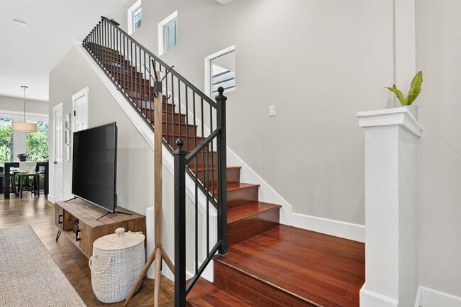 Building Photo - 3003 Lovell Dr