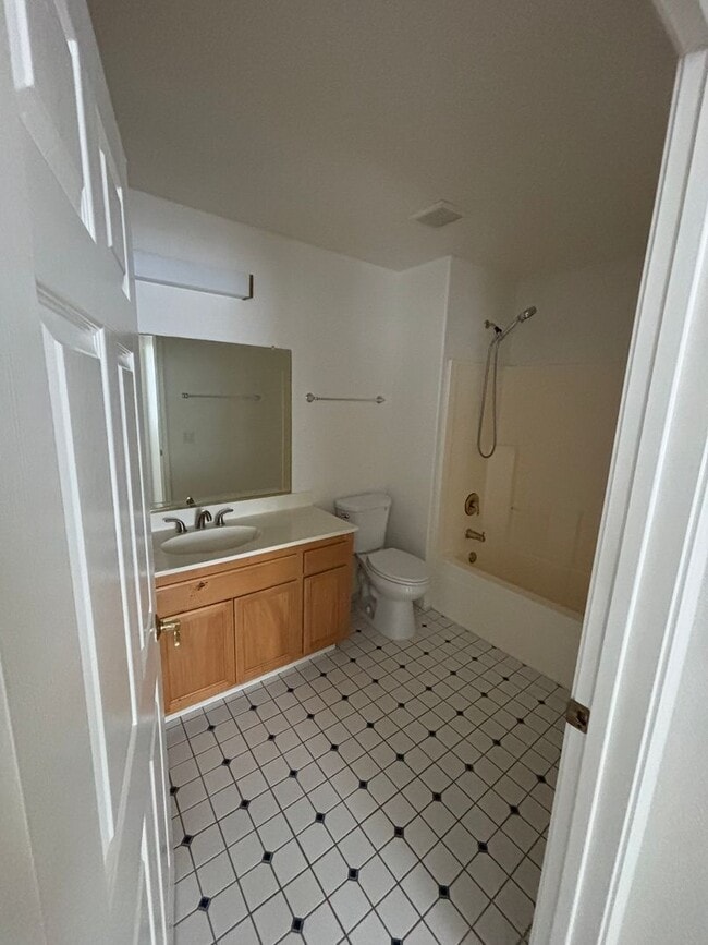 Building Photo - 2 Bedroom, 1 Bath Apartment in Gated Community Available Now!