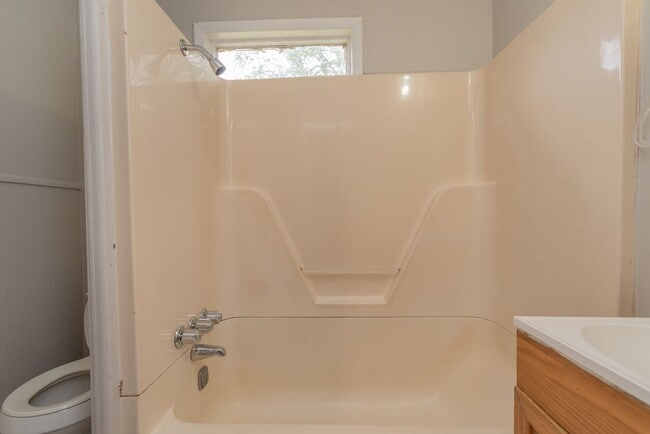 Building Photo - $880 Section 8 Ok!