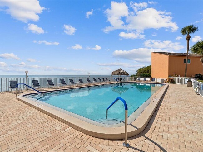 Building Photo - 7430 Sunshine Skyway Ln S
