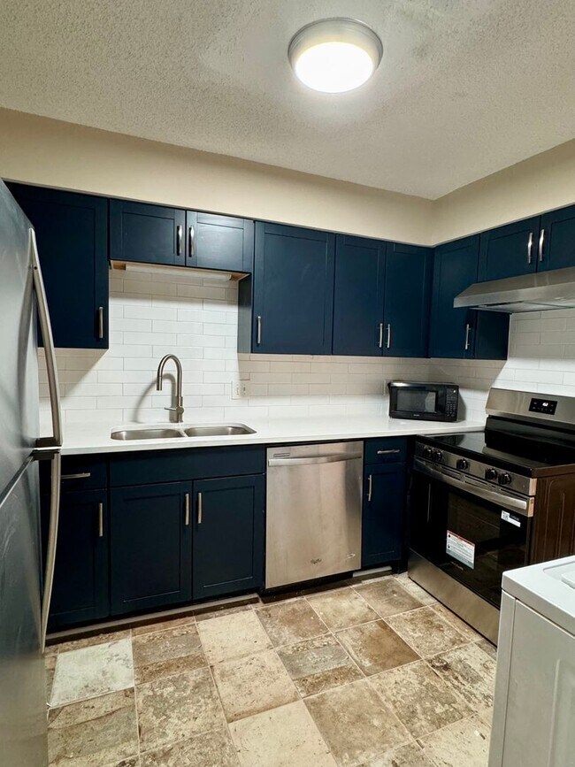 Building Photo - 2-bedroom townhouse in the Oaks!