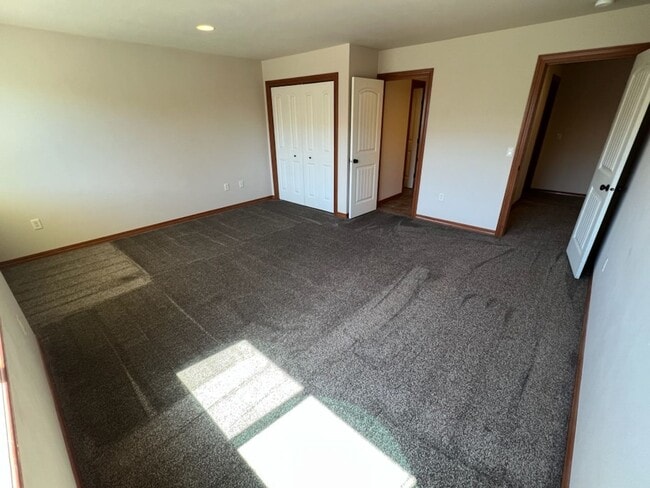 Building Photo - 3 bed/2.5 bath townhome! Double garage, a/...