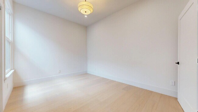 Building Photo - Modern, Convenient, Bright, Renovated 3BR/1BA Top Floor Flat with Dishwasher & In Unit Laundry