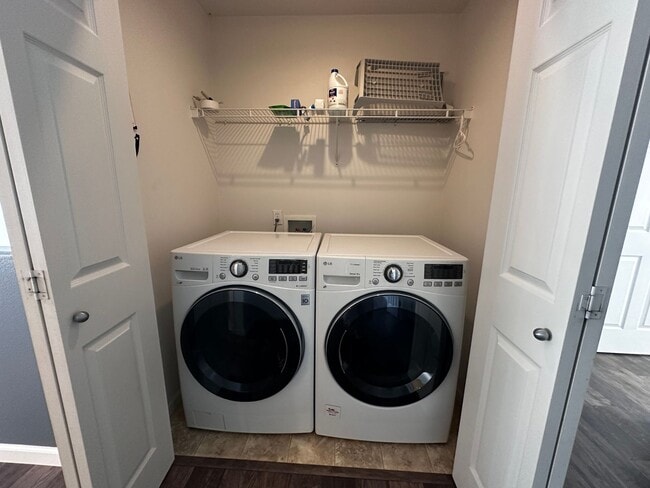 Building Photo - Beautiful 4 Bedroom 2.5 Bath Single Family...