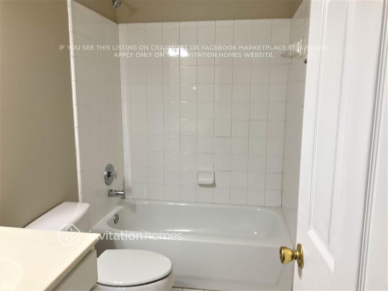 Building Photo - 827 Deerfield Ct