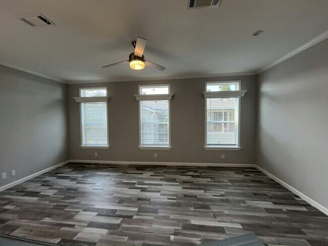Building Photo - 813 Avanti Way Blvd