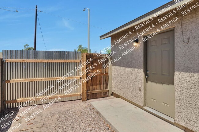 Building Photo - 1107 W Sonora St