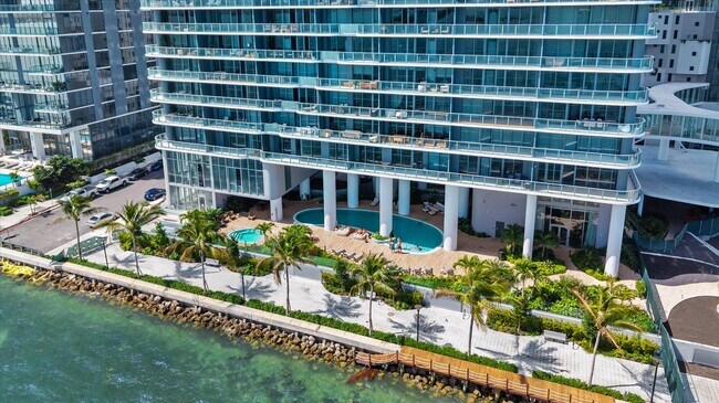 Building Photo - 700 NE 24th St