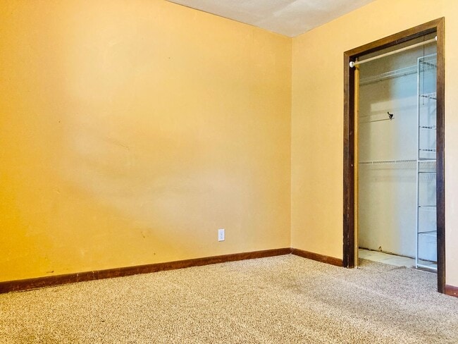 Building Photo - 3 bed 1 bath, garage, quiet street