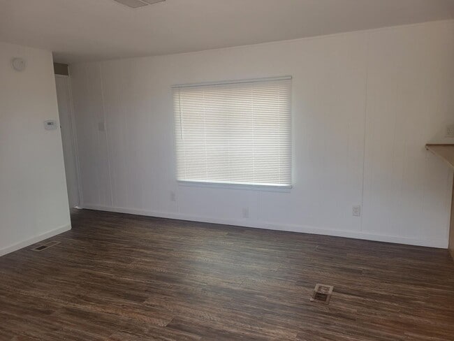 Building Photo - 3 Bed 2 Bath